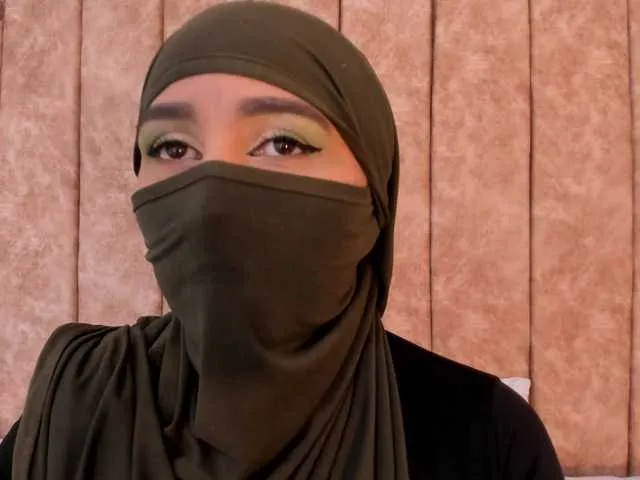 -Alisha — It ignites me a good talk that goes up little by little ... the accomplices looks, safety, mischievous humor and that energy that makes the skin stand without the need to touch.