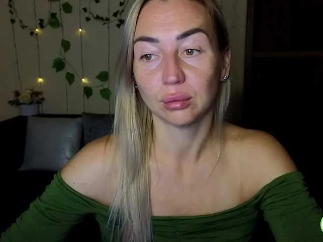 Jullyblondkiss on BongaCams 