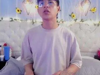 aleaurarashi on CamSoda 