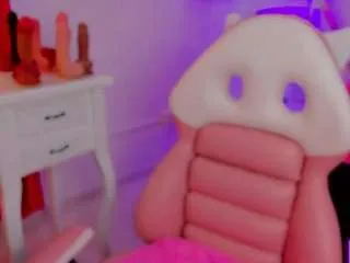 little-mommy on CamSoda 