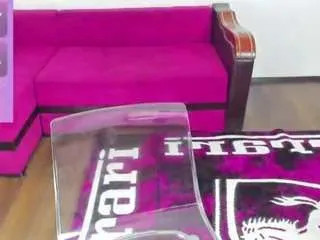 miiakittyy on CamSoda 