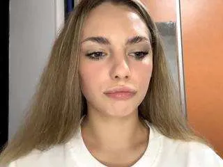 rozannebarrott — Spin around, show my cute outfit. [25 tokens remaining]