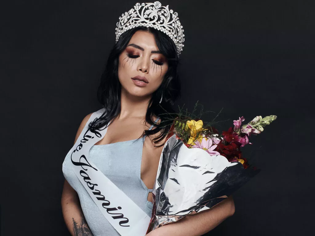 FlorenciaCopper — I love fulfilling fantasies, playing with my toys, taking us to a super hot climate and filling us with pleasure.