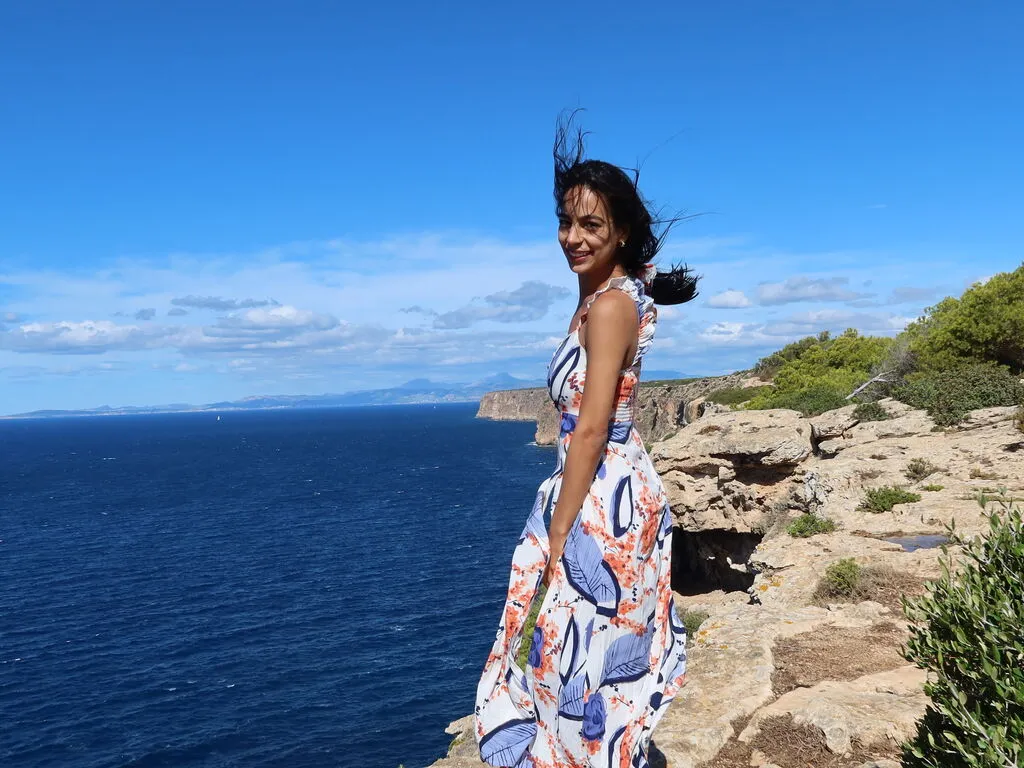 Gaenor — I like reading and discovering new places where nature lives, having a good chat over a cup of coffee, and simply enjoying the moments.