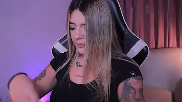 ashleyvalirya —  Close-up lips & neck