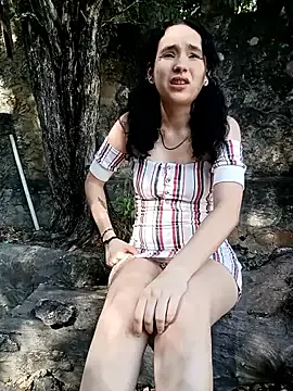 sweet_outdoor_charm on StripChat 