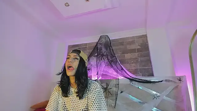 tahhlia_rouge on StripChat 