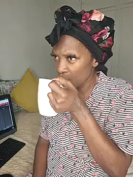 Yummychoklit on StripChat 